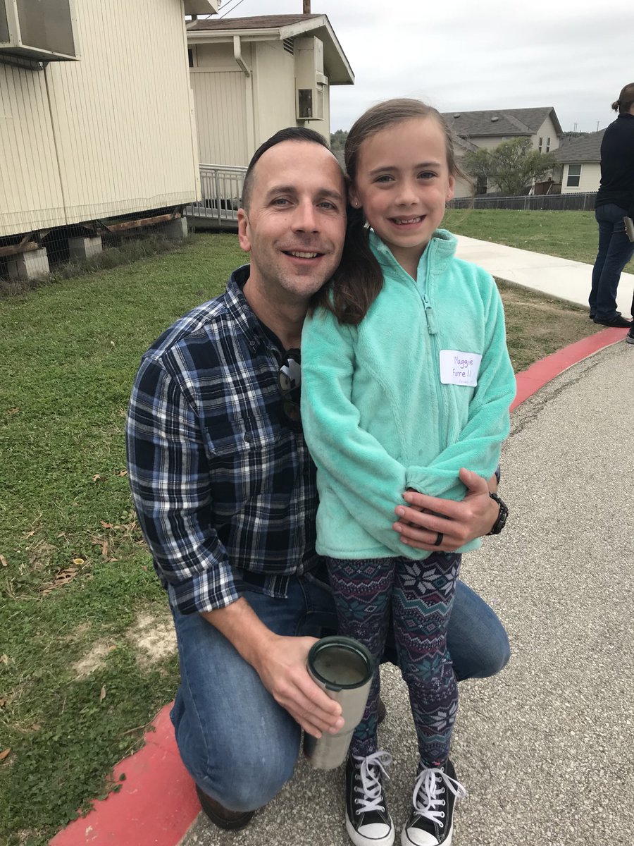 ECT_Amy's tweet photo. Greatest thing about working at my kids’ school?...when this handsome guy comes to see them on field day, I too get to see him!#Almost15Years #MarriedLife #LoveMyHubs #FieldDay https://t.co/cqkx5QFgdp