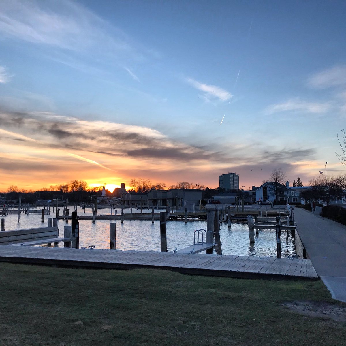 MASSAhssailing's tweet photo. The sun is setting on winter and spring high school sailing is getting started again all across the mid-Atlantic! Get your gear ready and lets go sailing! @MASSAhssailing @QSails @ROChighschools1 @Roc_wx_leader @JimCantore @spensgen @whec_ptaney @whec_rcaniglia https://t.co/V1To8TIKqb