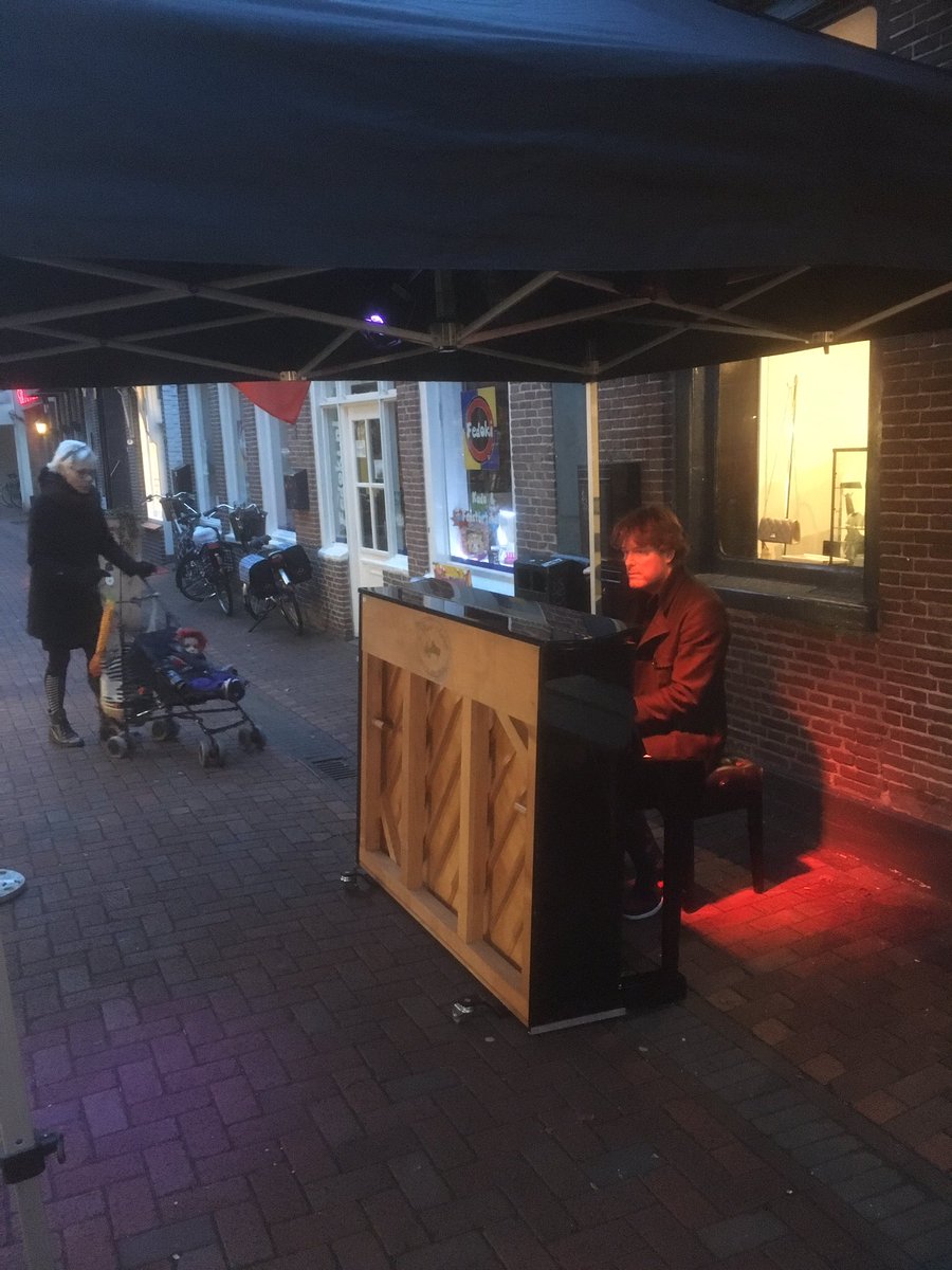 MNVDP's tweet image. Alleen maar positieve reacties van het winkelend publiek in de binnenstad van @GemeenteMeppel. "Wat een sfeervolle geluiden, prachtig" #meppelernachtvandepopmuziek