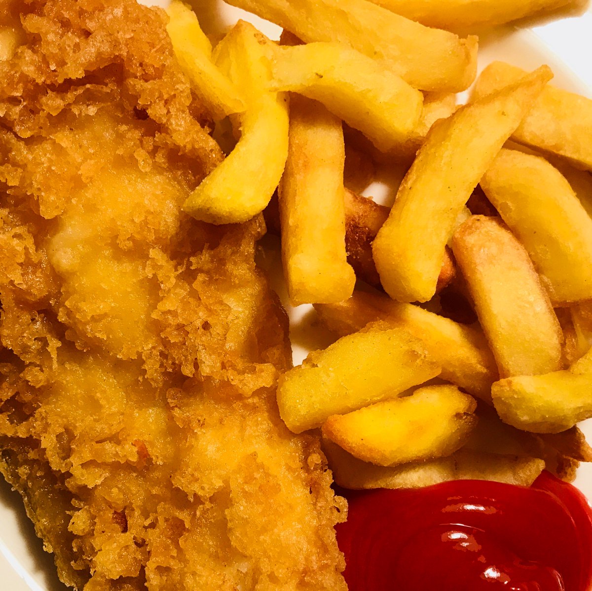 socialmediatlc's tweet photo. No judgement here, but it's a chippy tea tonight because, well, MUM'S GOING OUT OUT #excitedmuch #outout #hove #hoveactually #brightonandhove #gin #ginandonit #drinkhove #responsiblyofcourse #hovehospitalitea https://t.co/1UP6r3FaWG