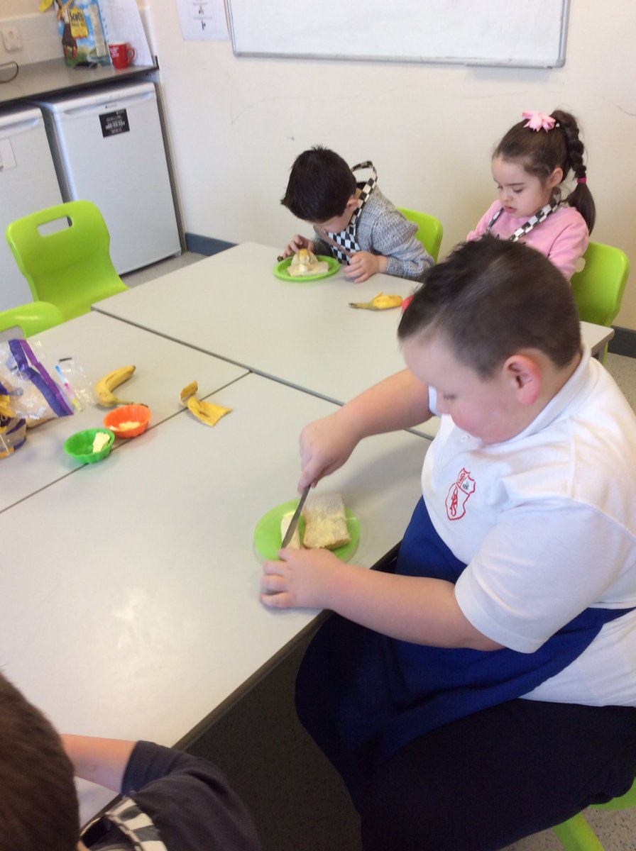 MrsChapmandps's tweet photo. Great fun making Fairtrade banana sandwiches - and getting to eat them. https://t.co/u35diM0mjs