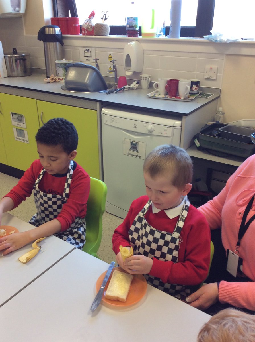 MrsChapmandps's tweet photo. Great fun making Fairtrade banana sandwiches - and getting to eat them. https://t.co/u35diM0mjs