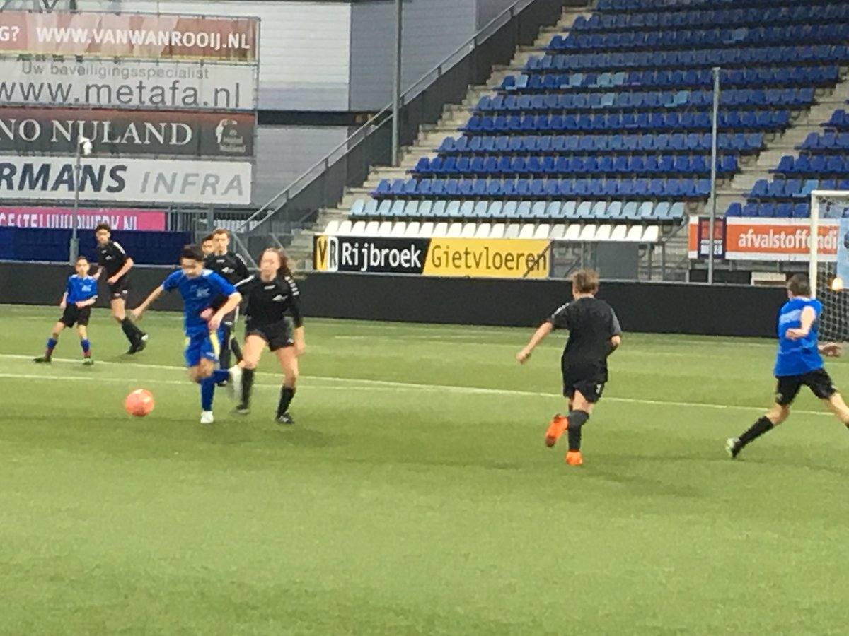 In de laatste poulewedstrijd om de <a href="/mijnfcdenbosch/">FC Den Bosch</a> Schoolcup was het <a href="/JeroenBoschColl/">Jeroen Bosch College</a> letterlijk en figuurlijk een maatje te groot voor jongens en meisjes <a href="/vmbodenbosch/">HeliconVMBO DenBosch</a>. Volgende week met de leerlingen van Helicon VMBO Den Bosch om de 5e en 6e plaats tegen het van <a href="/maerlant/">Van Maerlant</a>