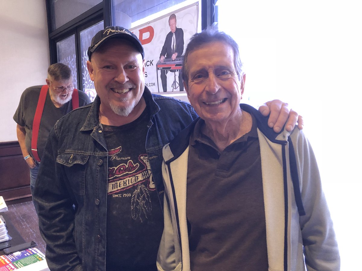 SuonnaKononen's tweet photo. Ilkka Vartiainen, #HuojuvaLato, ja The Byrdsin Sweetheart Of The Rodeon steel-kitarat soittaneet #LloydGreen ja #JayDeeManess. Ilkalle kaverikuvat, minulle levynkeräilijälle nimmarit. Legendaarisuusaspekti alkaa olla tapissaan. https://t.co/3cYi39oKI2