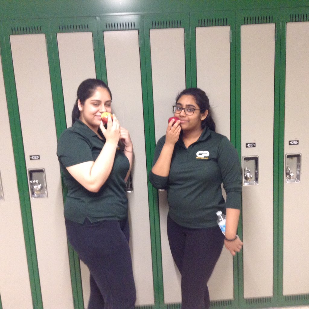 CPSSPrakash's tweet photo. Central Peel students crunched together - the great Big Crunch! 🍎 @CentralPeel1 @CPSS_HandW https://t.co/QNu1ZFI6Zm