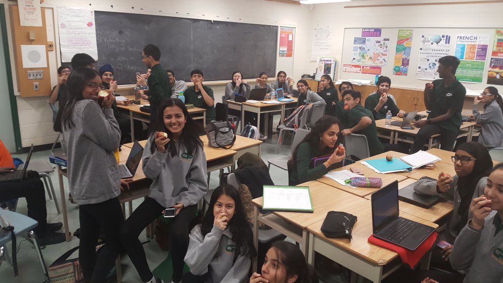 CPSSPrakash's tweet photo. Central Peel students crunched together - the great Big Crunch! 🍎 @CentralPeel1 @CPSS_HandW https://t.co/QNu1ZFI6Zm