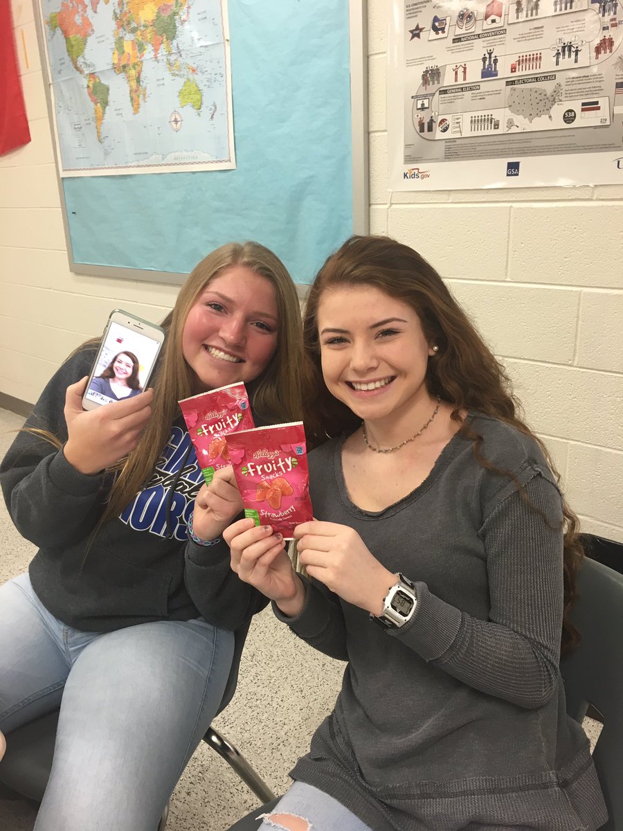 mthsbhs's tweet photo. Winners of the St. Patty's day scavenger hunt cheesin with their prize! #MTHpride ☘️ https://t.co/EbMrhAZykF