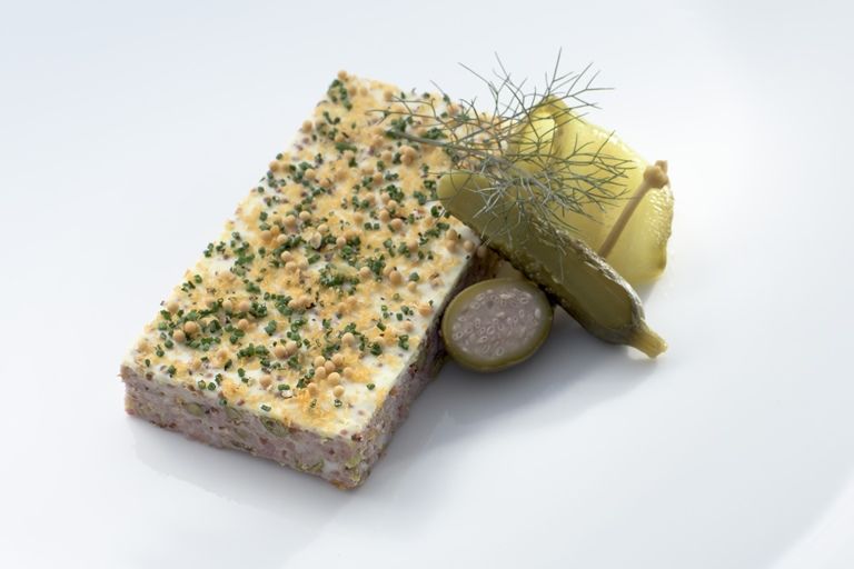 Civis2's tweet image. #Corned #Beef #Brisket #Recipe 
 A far cry from the dubious tinned varieties, #homemade corned beef is in a class of its own in terms of #texture and #taste. Shay Cooper’s corned Irish beef recipe is finished with #crunchy #pickles
buff.ly/2Ep45Yz