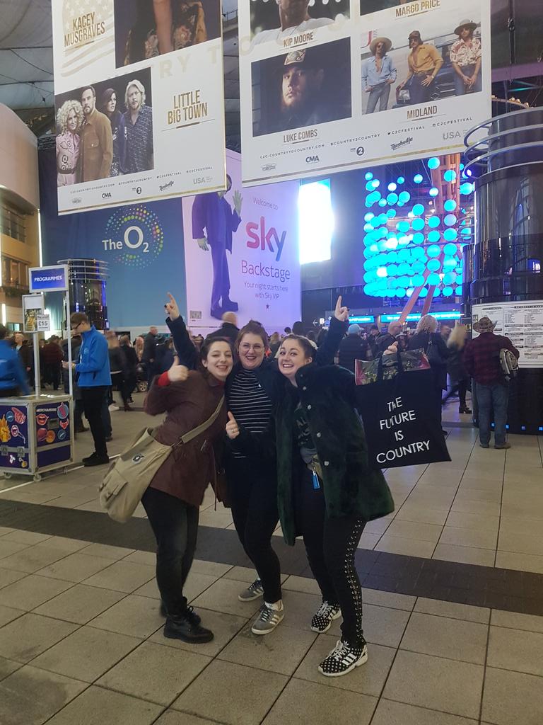 MarlyRoseMusic's tweet photo. @WhisperingBob Looking good tonight ! Greetings from the Netherlands biggest country fans! https://t.co/Cb7ObztCa2