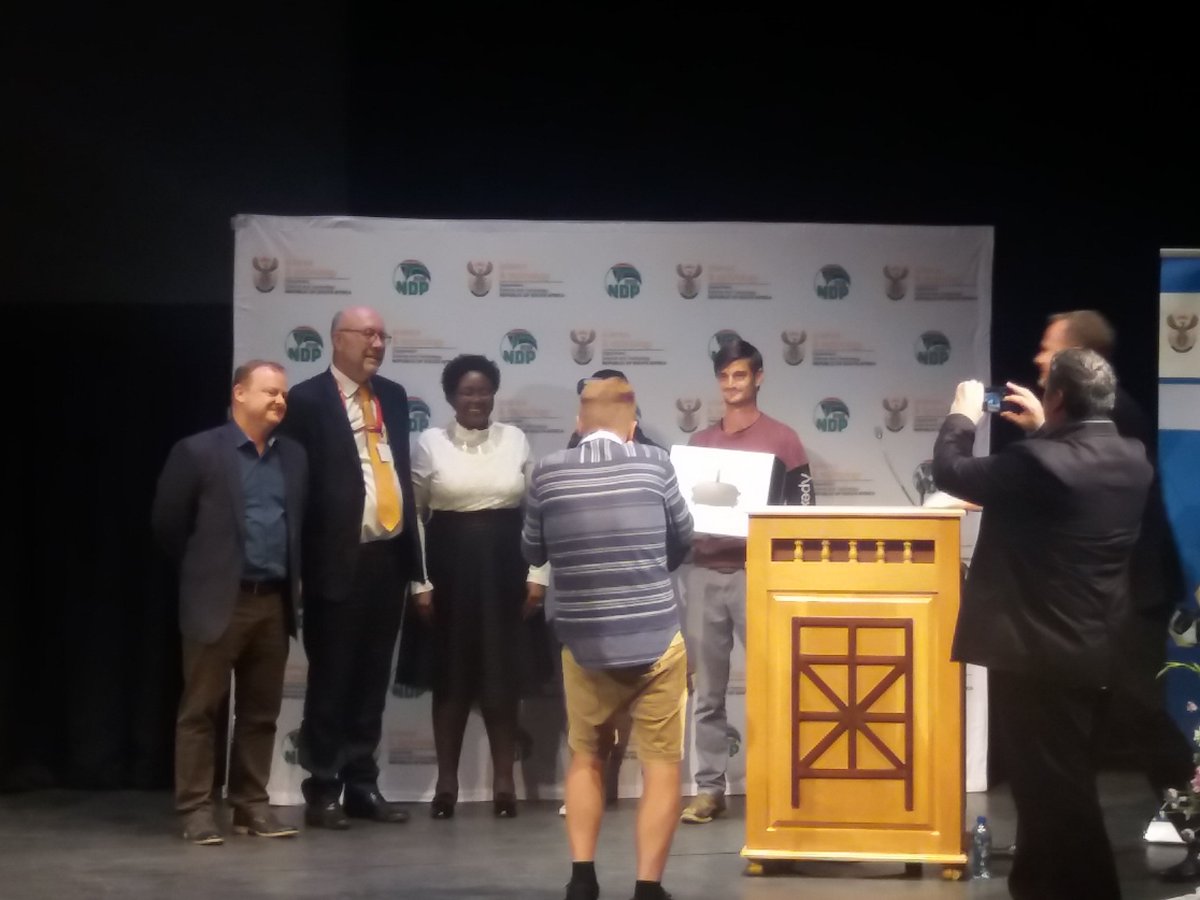 bby_bea's tweet photo. Dr Rob Adam head of @skasa_outreach 
and @OculusRift take to the stage to talk about their partnership based on Virtual Reality. And seal  deal with pic with the minster of @dstgovza 
@NSTF_SA 
#MAPPP9 https://t.co/Y0vgXJGiTK
