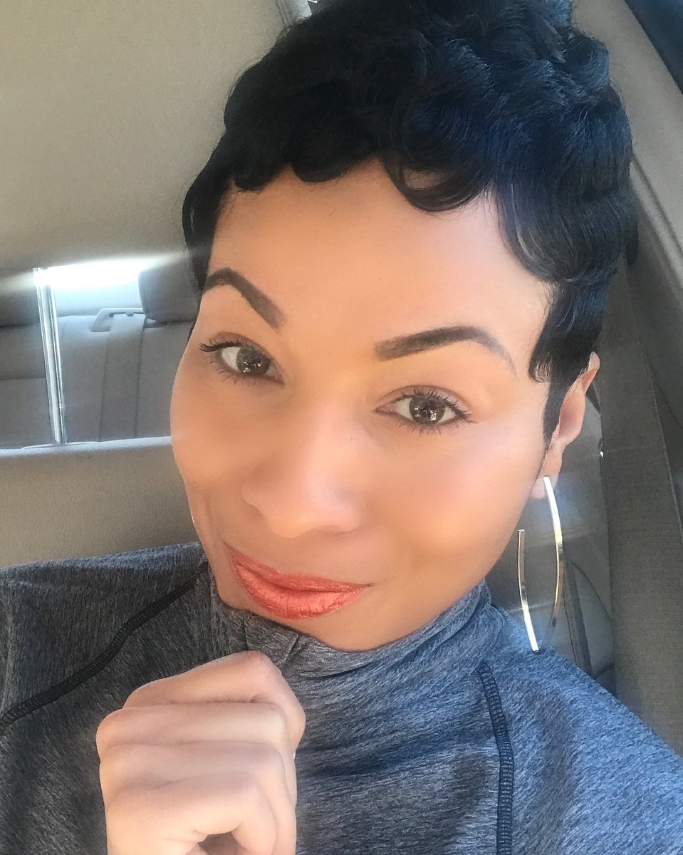 OfficialGenise's tweet photo. Favorite gloss poppin, now off to snatch the rest of this beautiful Friday. Work hard, play harder. Don't forget to hug yourself! #InnerBeauty #ColourU #GenisesFavoriteThings https://t.co/WR9ukDAY4w
