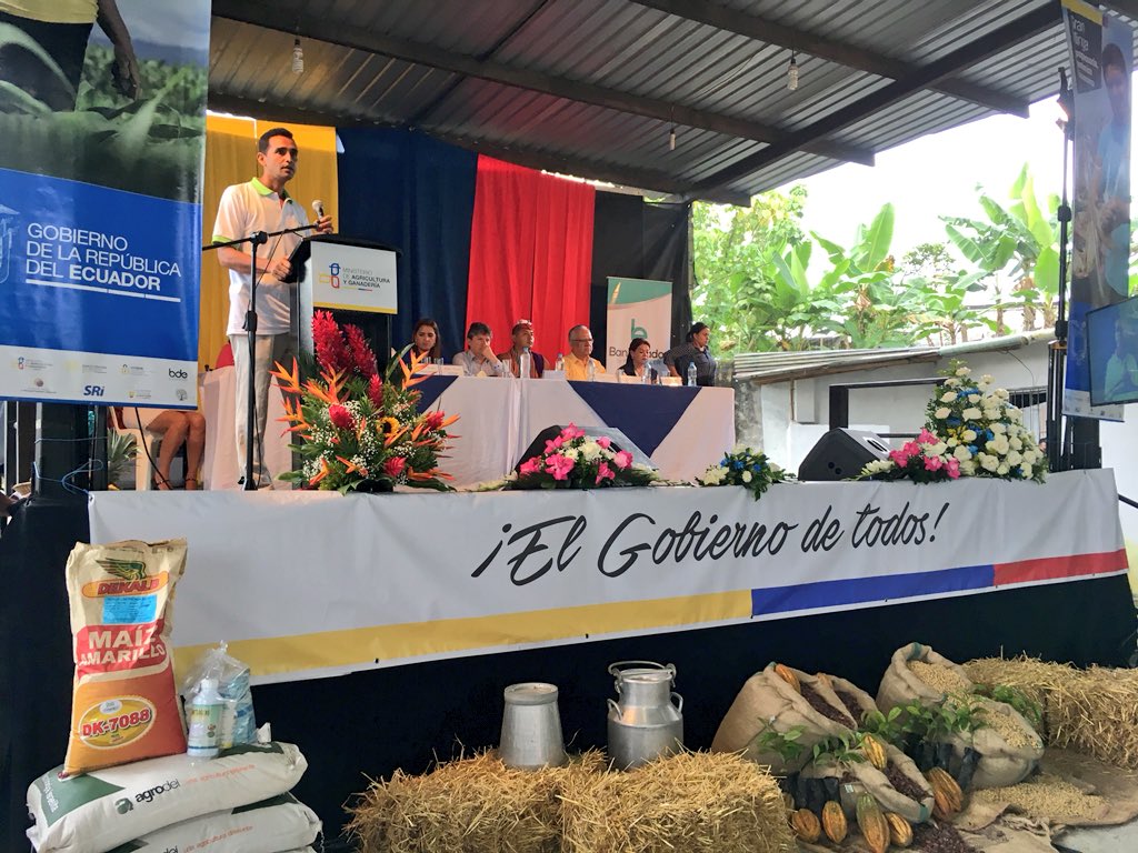 AgriculturaEc's tweet photo. #CarlosRomo presidente de la Aso. de productores Agropecuarios Río Peripa, agradece al @BanEcuadorBP por todo el apoyo que les está brindando en Santo Domingo de los Tsáchilas.

#GranMingaAgropecuaria https://t.co/iTe1mQAI3h