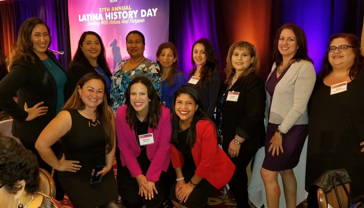 Denise_SoCalGas's tweet photo. The women of #SoCalGas at #LatinaHistoryDay conference with over 800 inspirational women! #LHD2018 @socalgas https://t.co/wTuqSyAzCT