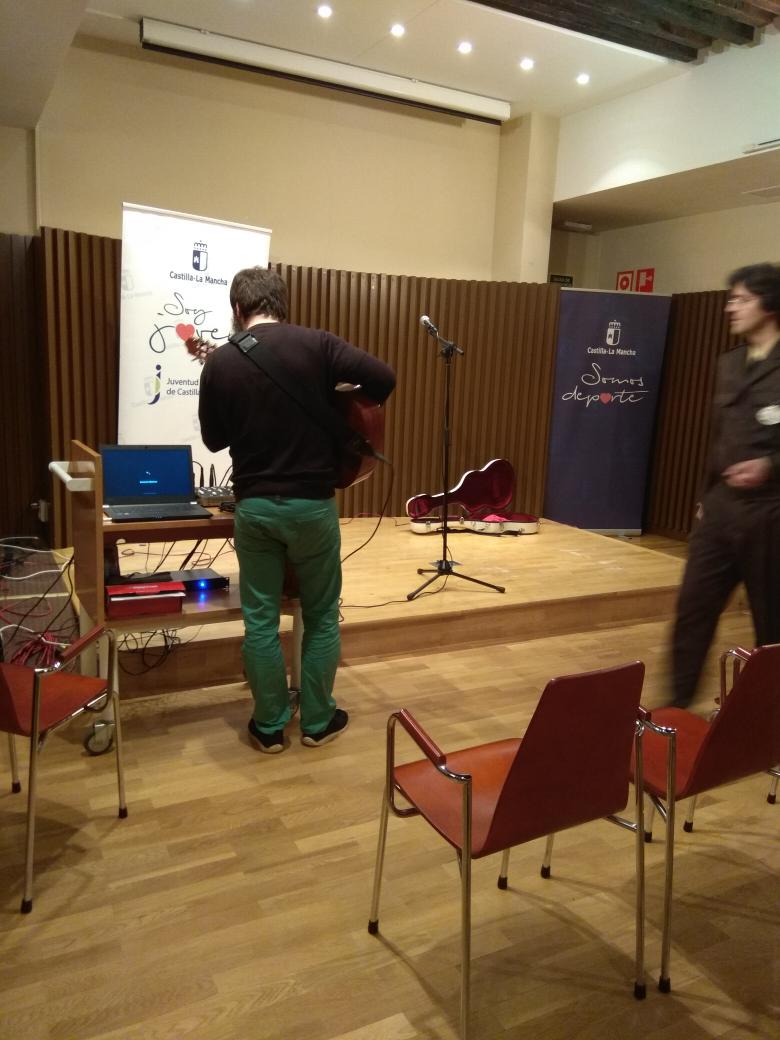VClaudn's tweet photo. Andrés Sudón preparando el Micro Abierto del II Encuentro de Canción de Autor de Castilla La Mancha. En la Biblioteca de Guadalajara. https://t.co/ZNk77lFHlg