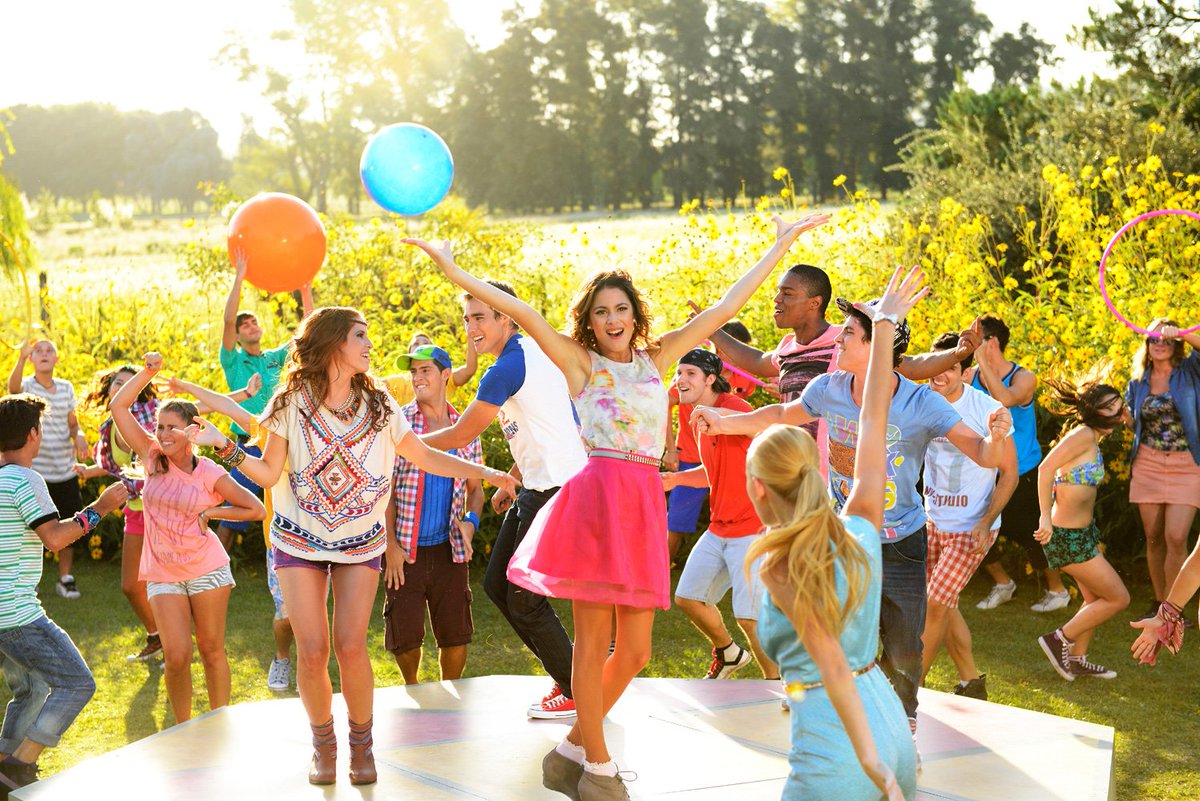Tini_Disney's tweet photo. Emozioni... e non solo. Oggi alle 22:15 torna su @DisneyChanIT la seconda stagione di #Violetta! La seguirete? https://t.co/fTnGU4JnvG