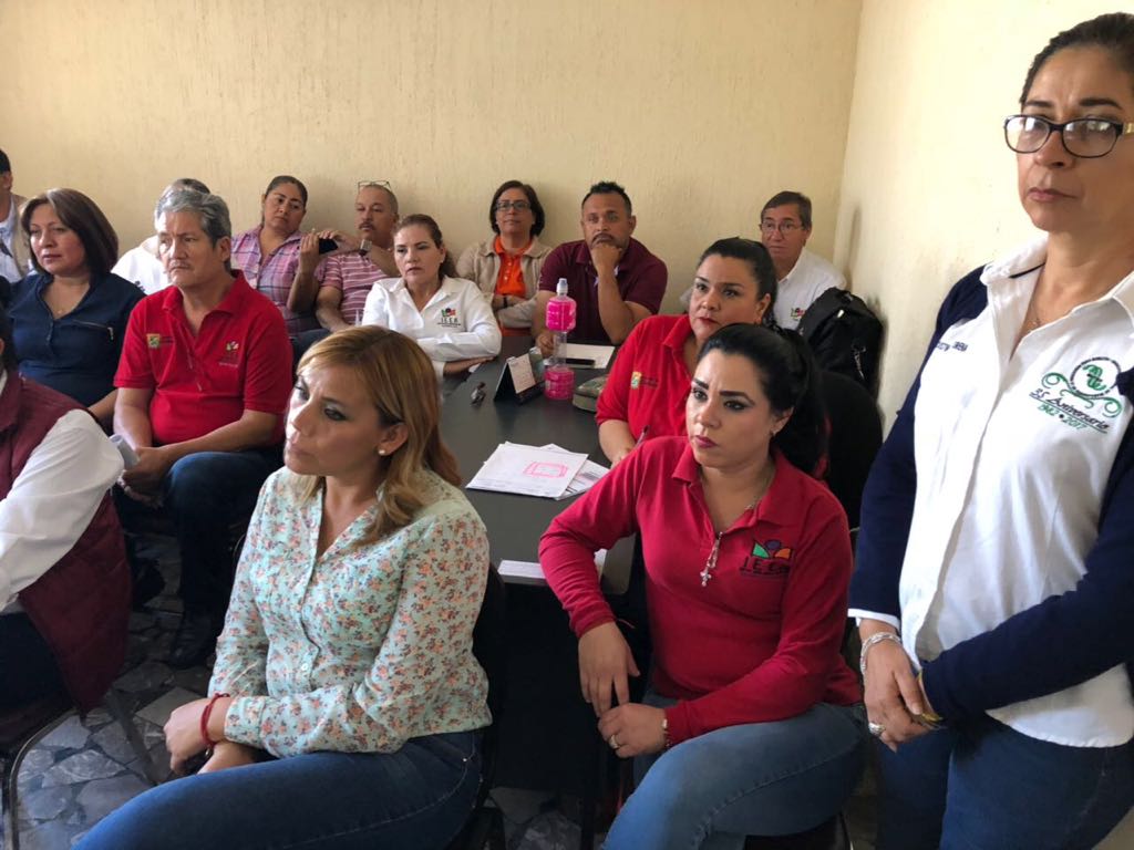 IEEACOAHUILA's tweet photo. #EquioIEEA #Torreon2 apoyando en el abatimiento del rezago educativo en #Coahuila @mariocepedav con personal administrativo y aplicadores #FuerteCoahuilaEs https://t.co/ePZ0GaL6iz