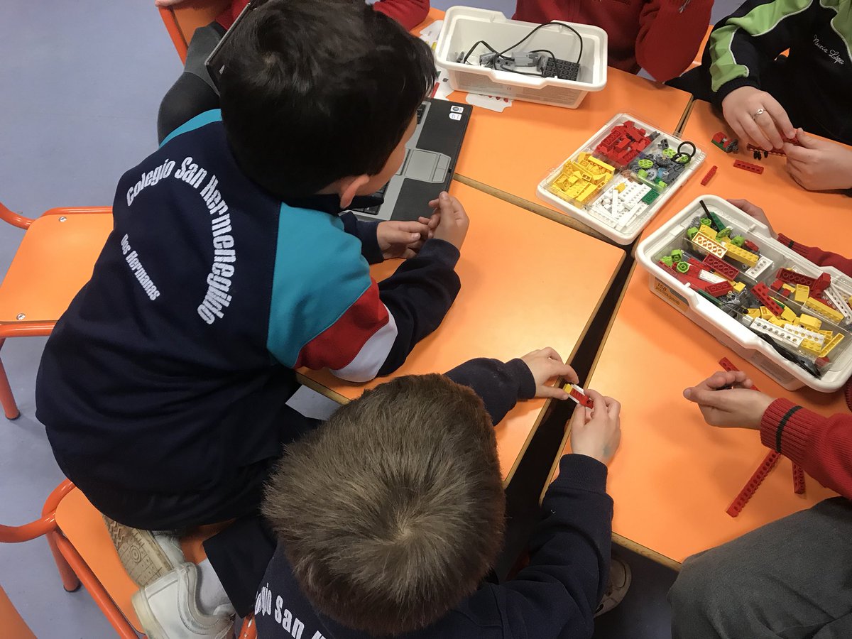 RockboticSev's tweet photo. Ver como nuestras niñas y niños del colegio @cs_hermenegildo aprenden los 5 niveles de conducción autónoma y encima lo hacen disfrutando de lo lindo ... es una experiencia única y fantástica!! Feliz Fin de semana! 😃😃 https://t.co/ZV9QcKGIab