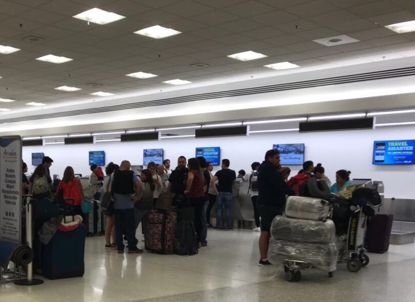 IsiMunizaga's tweet photo. @lazano estamos varado hace 3 días en miami por la agencia @VuelaLAW no tenemos fecha de retorno! No sabemos q mas hacer y siguen cancelando vuelos hacia chile, el del sábado tampoco saldrá https://t.co/4U09ccECHY