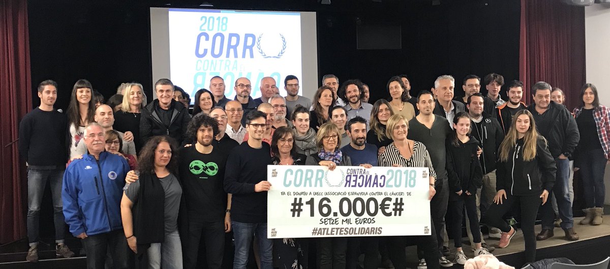 RadioSabadell's tweet photo. Imatge de tots els organitzadors, voluntaris i col·laboradors de la cursa @CorroCntrCancer al Centre Cívic de la Creu Alta https://t.co/IttlXFd0oN