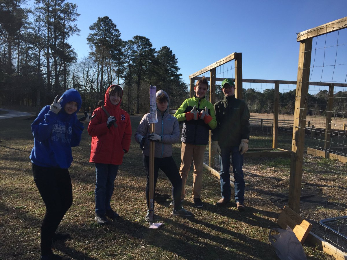 Jesmith14Smith's tweet photo. SMS Search students working on our Edible Community Garden @Windsor Castle Park!!! #Attaching the gate! #One piece at a time! @SMSIWCS https://t.co/SJtNqj6sRk