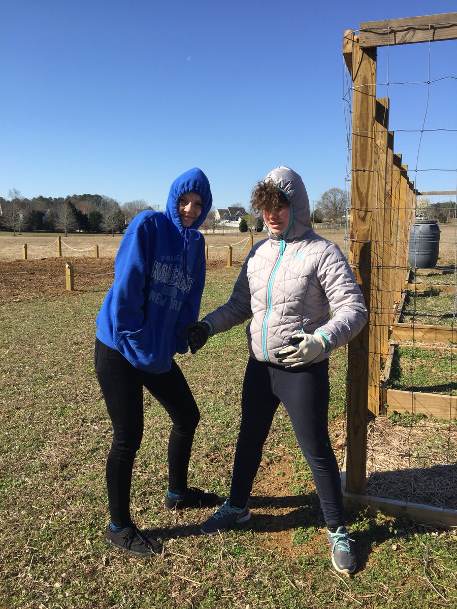 Jesmith14Smith's tweet photo. SMS Search students working on our Edible Community Garden @Windsor Castle Park!!! #Attaching the gate! #One piece at a time! @SMSIWCS https://t.co/SJtNqj6sRk