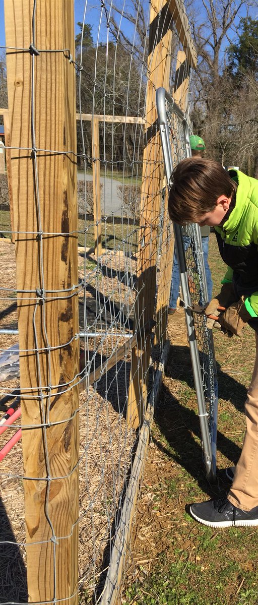 Jesmith14Smith's tweet photo. SMS Search students working on our Edible Community Garden @Windsor Castle Park!!! #Attaching the gate! #One piece at a time! @SMSIWCS https://t.co/SJtNqj6sRk