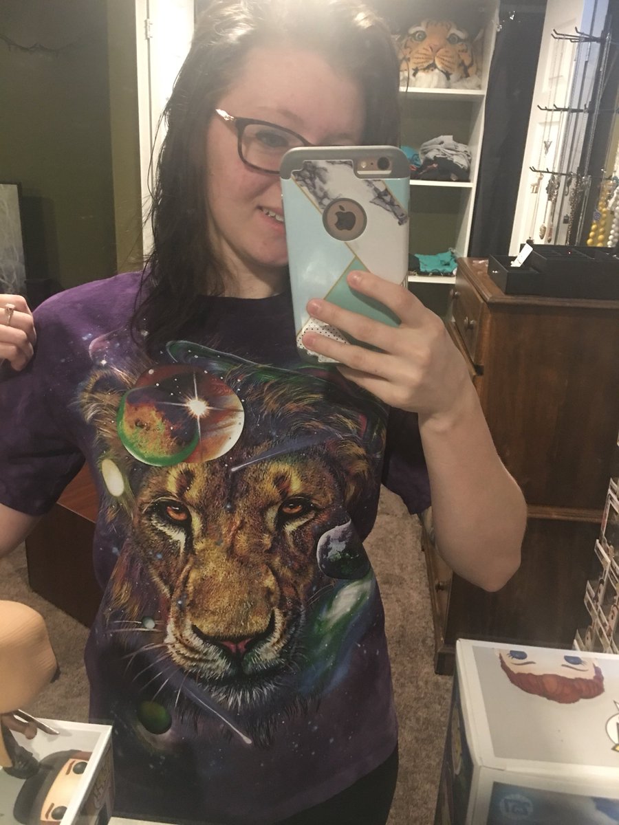 Cebpeanut1995's tweet photo. @BigCatDerek representing #teambeebees today with cosmic zubi ๐ #bigcatderek #carerescuetexas https://t.co/HpfePpRIpL