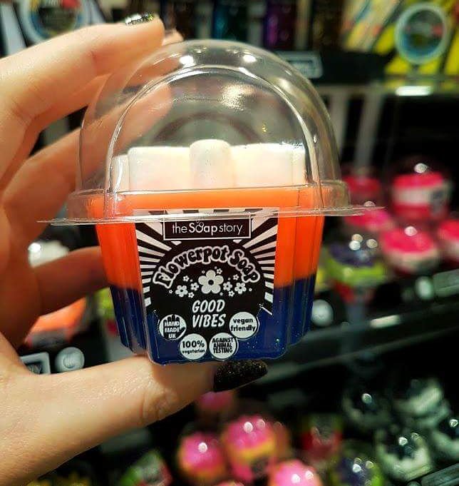 _TheSoapStory's tweet photo. Good vibes only 😍 #FeelGoodFriday

Our NEW Flower Pot Soaps are 100% vegan friendly, full of 70's style and hand made with 'luuurve' in the UK! 

Have a fantastic weekend 😙✌️ https://t.co/SZ4QVeQWD1