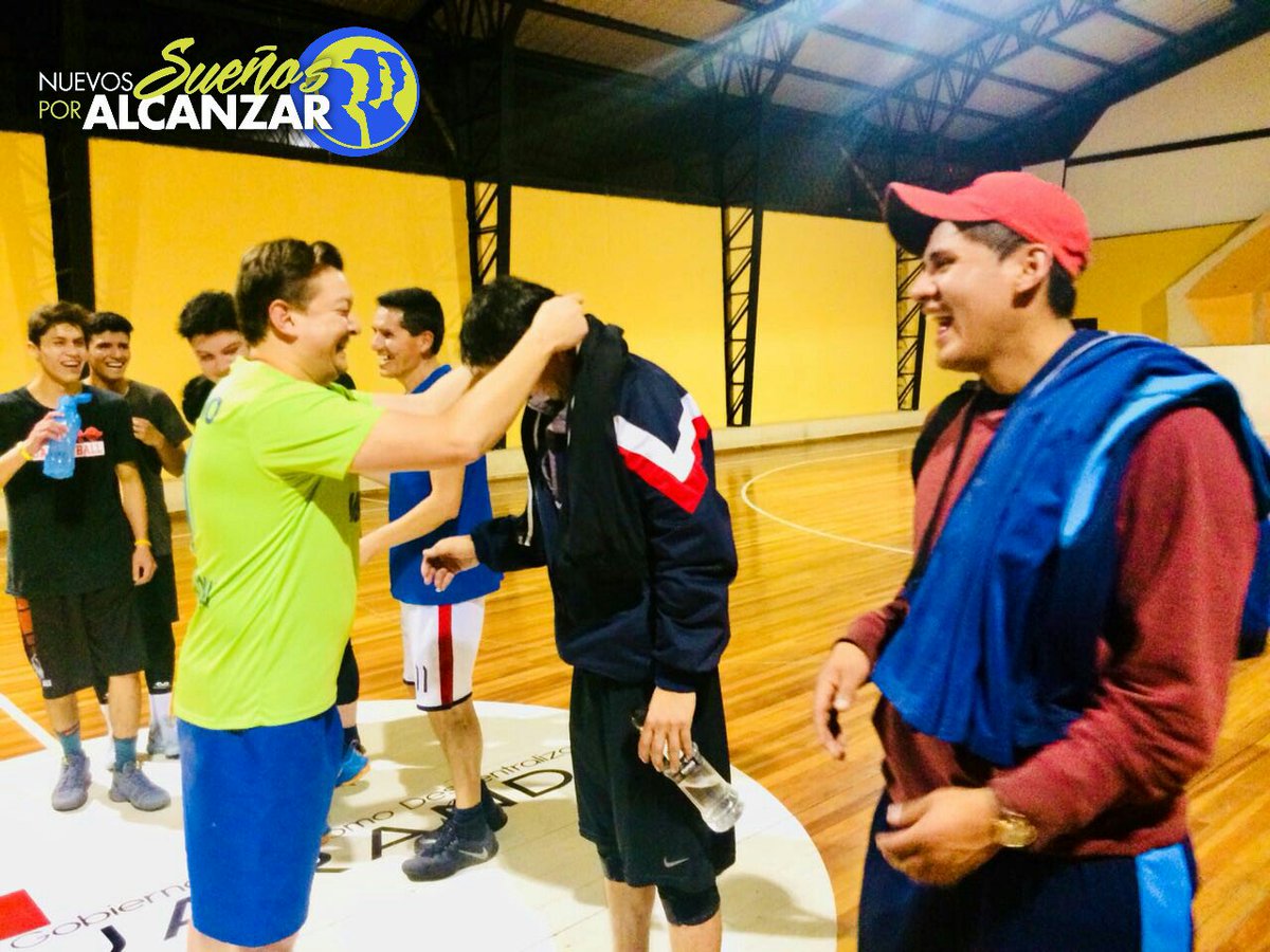 CamGeneracional's tweet photo. Una noche de básquet en la Ciudadela 1 de Mayo,  ¡A la voz del deporte todo el mundo se levanta! Seguimos compartiendo las actividades deportivas con la comunidad de Guaranda, en esta jornada participaron los equipos: Los Sueltos, the Clons, CGBolívarHosp. #ConActitudYCorazón https://t.co/XaZAQTPwLo