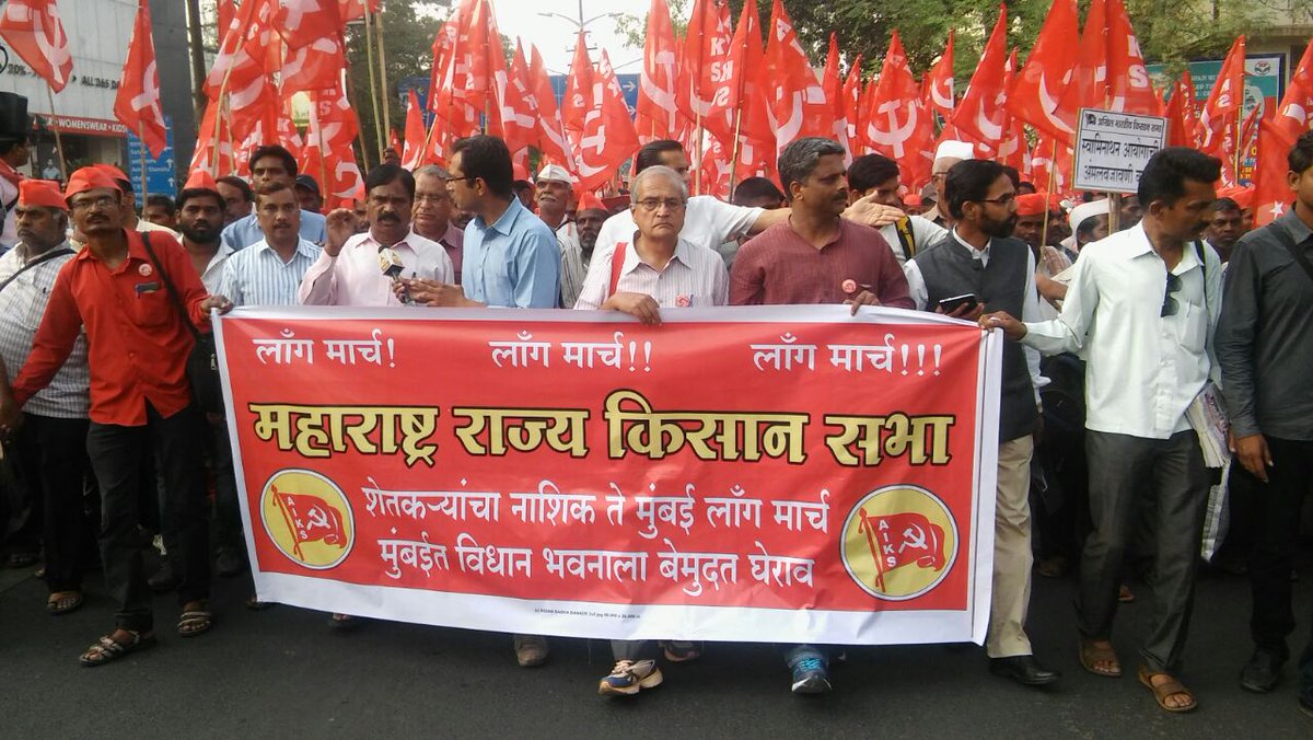hakare_akshay's tweet photo. #SupportFarmersLongMarch✌️These are visuals of Farmer's long march from Nasik to Mumbai. 
Great media will not show you this. But doesn't matter. 😡😡
They are farmers. They are fighters. They will fight out this anti people. ✌️@BJP4India #FarmersProtest #farmers #stupidmedia https://t.co/2B4pbm8ysm