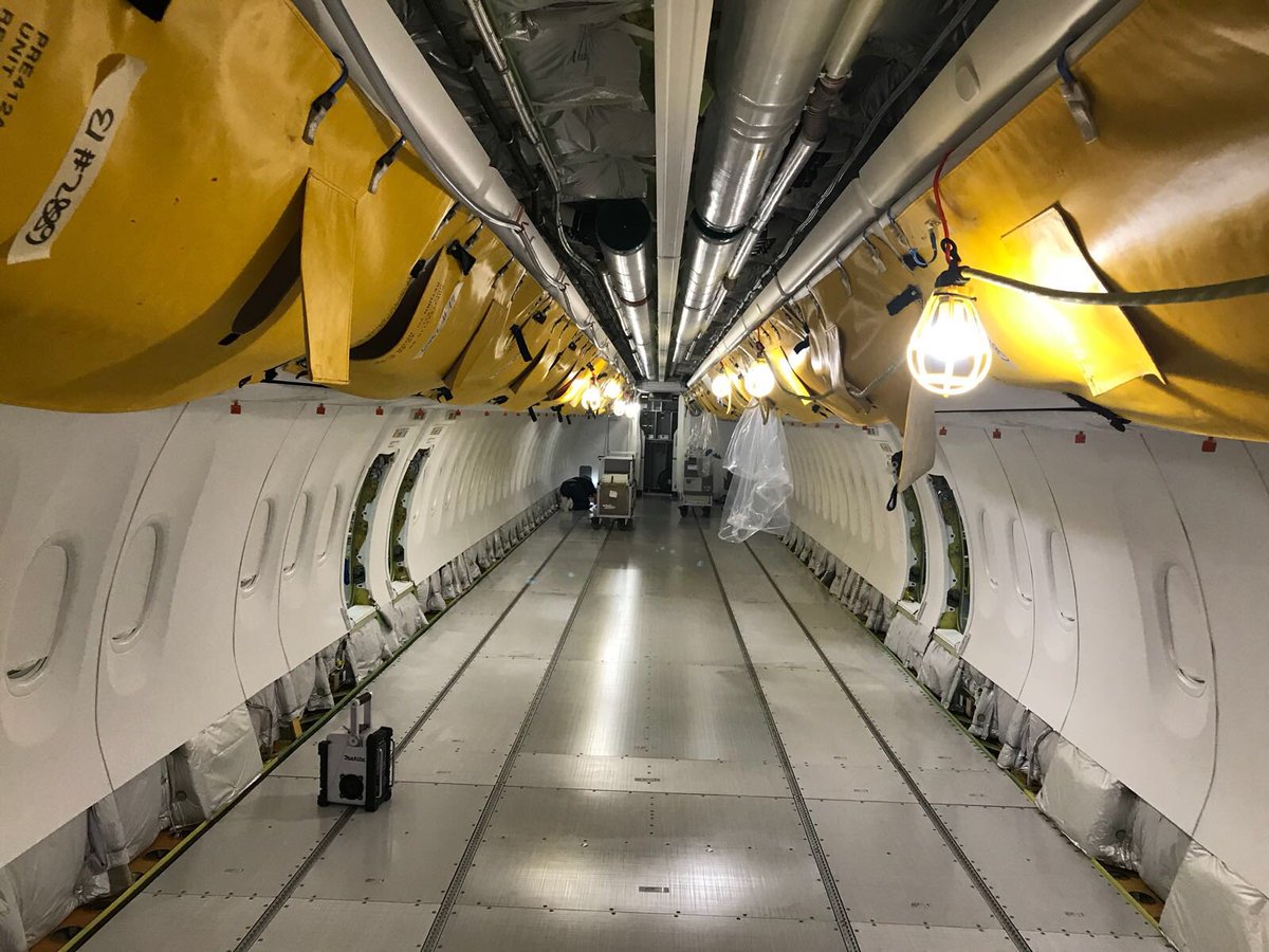 TVFDeliveryTeam's tweet photo. Pendant que la livraison du TVI se termine, le TVJ avance !
La cabine attends ses sièges, et les câbles de commandes de vol sont en place. https://t.co/4ijm3Tsr9J