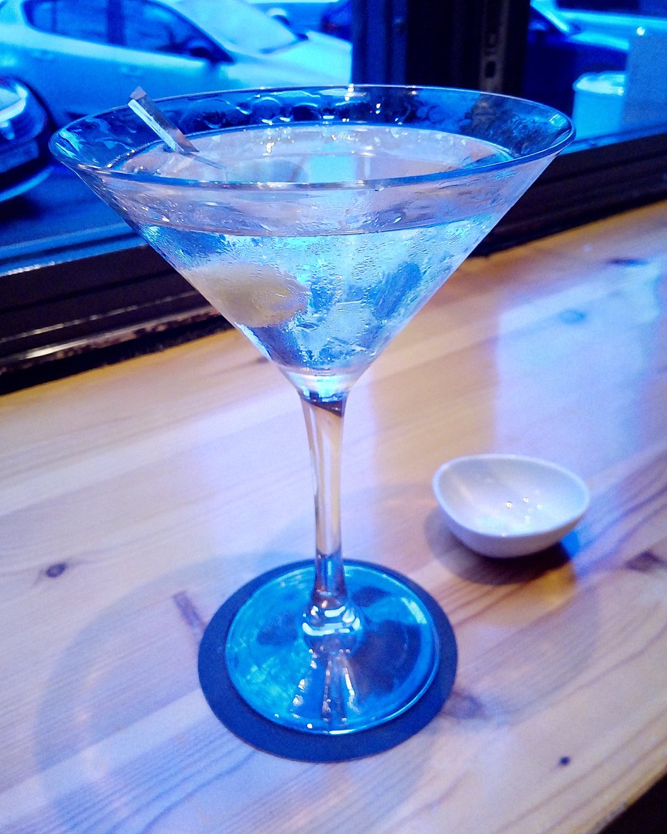 AlfonsoGarciaTT's tweet photo. Los viernes son mΓ‘s viernes con un dry martini.
#viernes #weekend
#drymartini #dry #martini #coctel #gingerfizz https://t.co/qw70gL5b2F