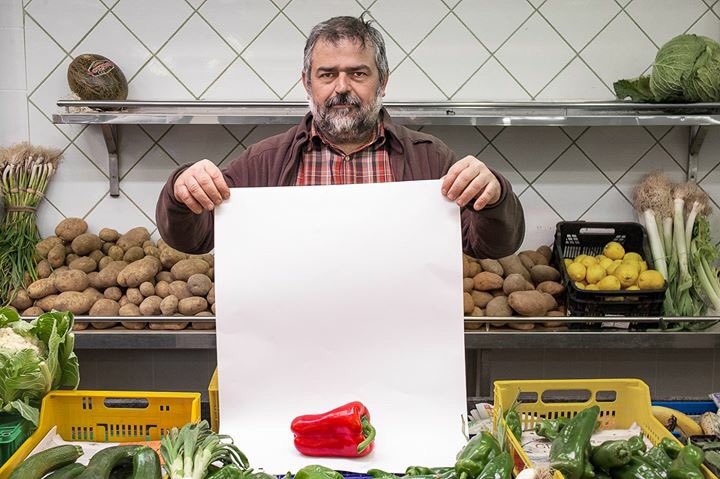 ClickAlMercat's tweet photo. (2/3) Raquel Ferrero (guanyadora categoria reportatge 2018): "Volia donar al producte un valor únic, comparar-ho amb la fotografia de moda, un producte que senta bé. La cartulina representa el fons que emprem en l'estudi per a fotografiar. Mostre l’entorn intencionadament” https://t.co/YKV792Gv84