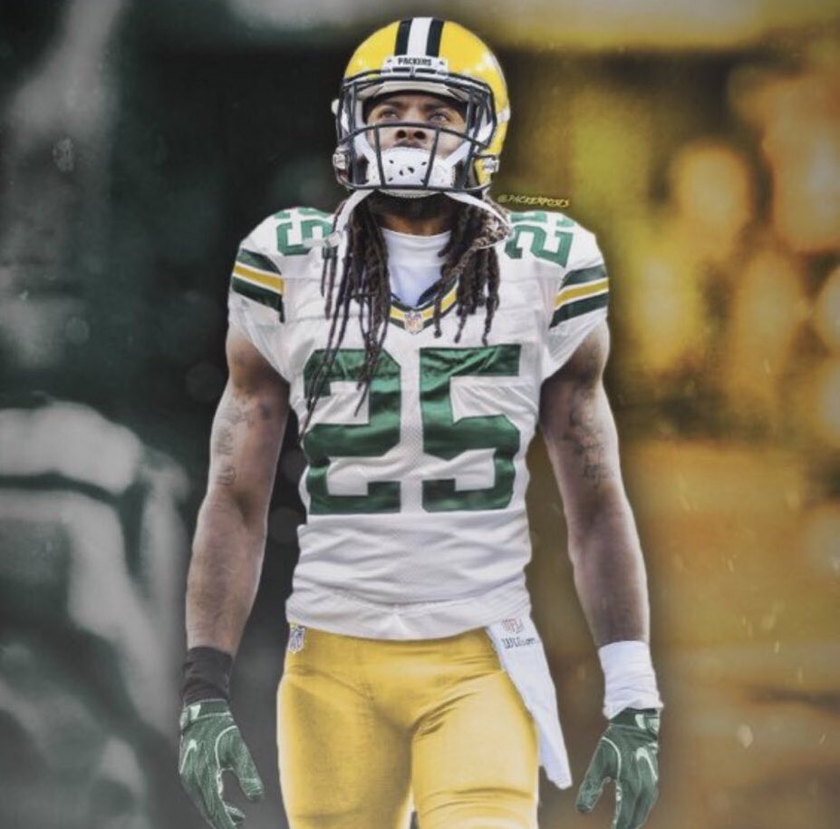 CreamCityCtral's tweet photo. Green and Gold looks really nice on you @RSherman_25 

#GoPackGo https://t.co/v2ZcnzzqJ8