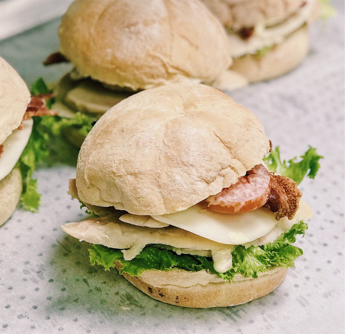OrganicKidsLA's tweet photo. Please give a warm Twitter welcome to the newest addition to our yummy/healthy Organic Kids LA menu... the Chicken Club. W/bacon, tomato, honey Dijon aioli, lettuce, and provolone cheese, served on a Kaiser bun! #YummyHealthy #OKLA https://t.co/hPijqkSBKn
