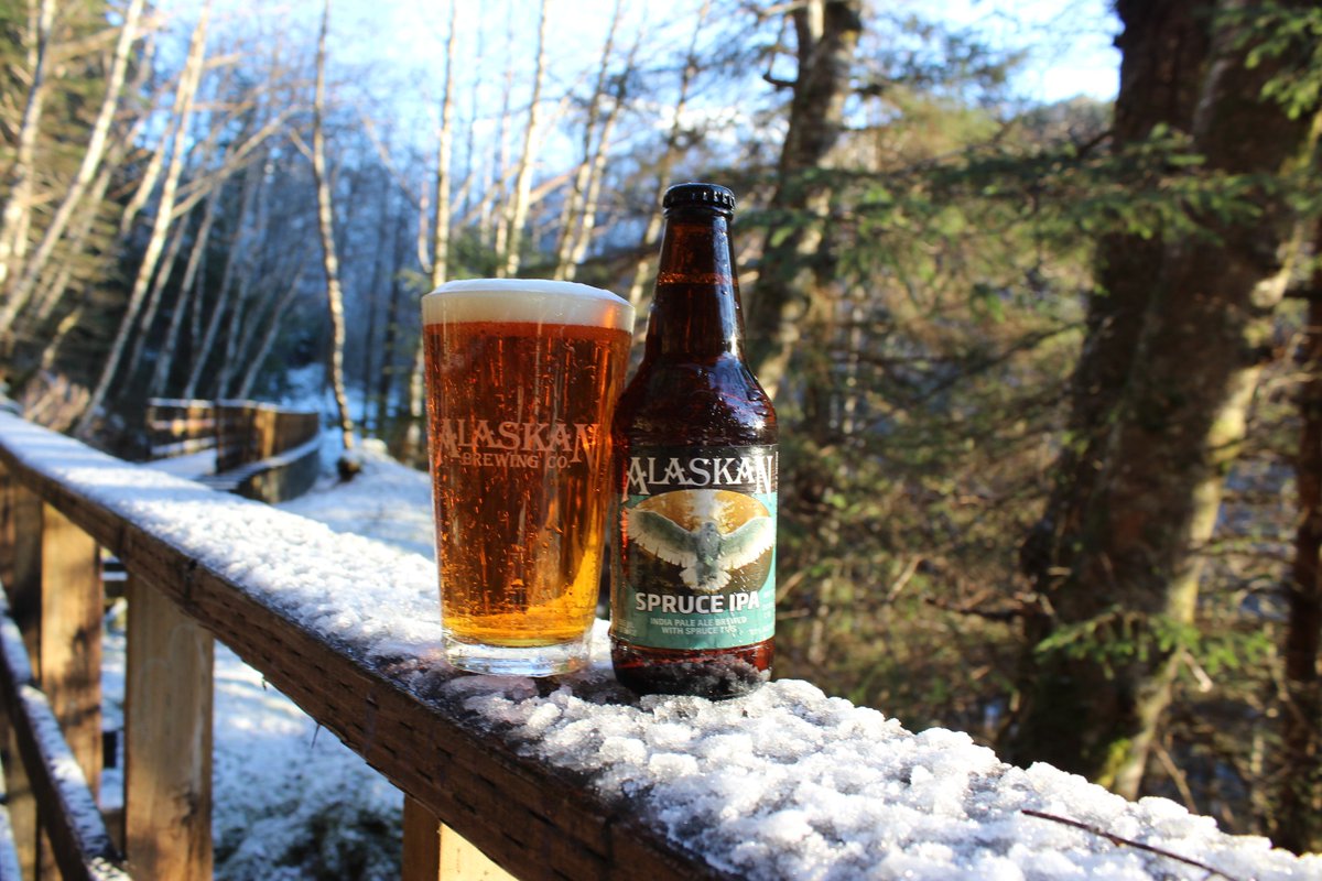 AlaskanBrewing's tweet image. Sink your claws into Spruce while it's still on the loose! #sprucipa #springseasonal #alaskanbeer
