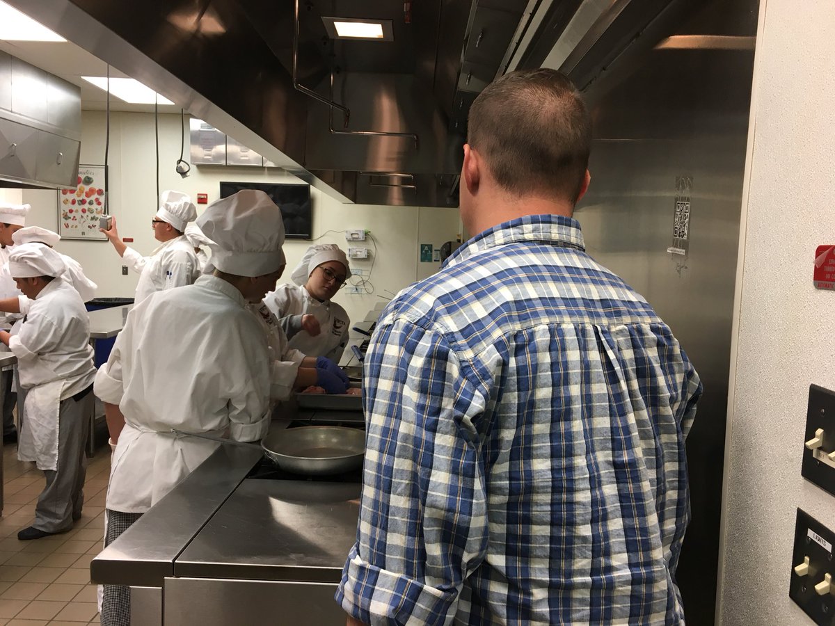 ClarkCountySch's tweet photo. It’s lunch time...@NwctaHawks style! Culinary students showing off their cooking skills to parents at today’s “Bring Your Parents To School Day” event. #CCSDAchieves #CCSD4students https://t.co/G2miQUCUkW