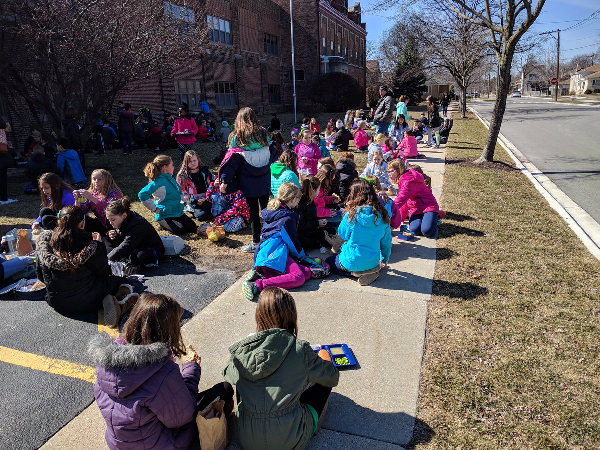 MrsKnott4thCP's tweet photo. A perfect day for a picnic lunch with our new friends! #cplearns #ogdenavenuepanthers https://t.co/EUe2ZNhm4Q