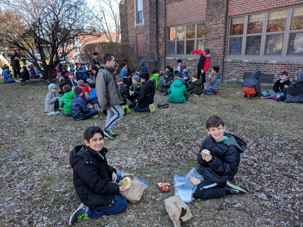 MrsKnott4thCP's tweet photo. A perfect day for a picnic lunch with our new friends! #cplearns #ogdenavenuepanthers https://t.co/EUe2ZNhm4Q