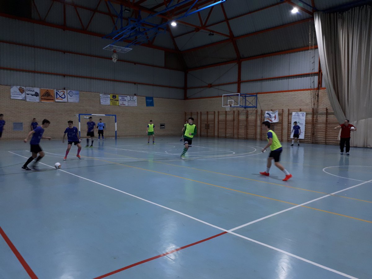 JuventudAlmunia's tweet photo. Máster class a nuestros cadetes y juveniles del maestro @Colombo62216937 
Aupa @JuventudAlmunia https://t.co/37iDuHed3H