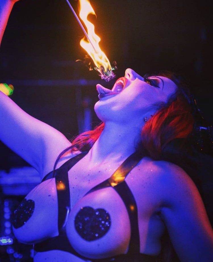 QueenVampireDd's tweet image. “I am a fetish Goddess Model That is a fire breathing Queen.”