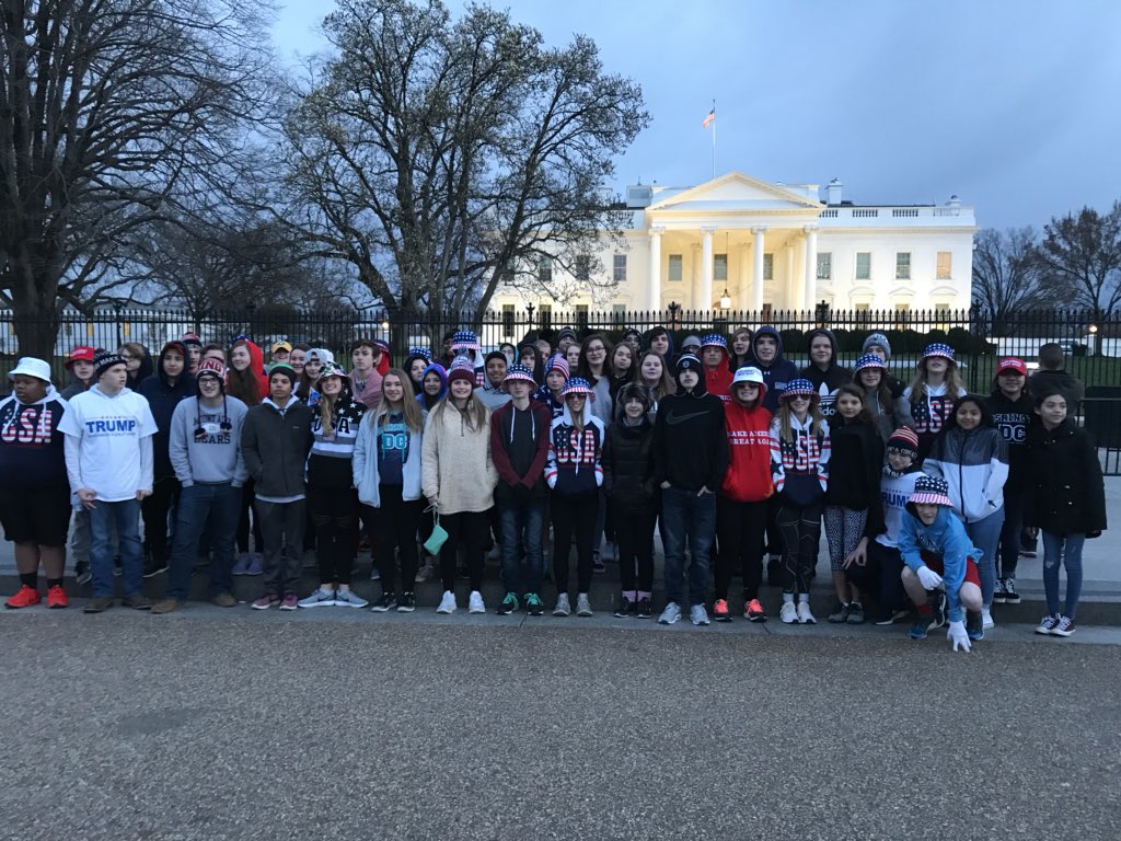 AlexRTedder's tweet photo. Day 2 of the MAMS 8th grade D.C. trip. We were all freezing at this point but it was so worth it to be able to see the White House. #WhiteHouse #21000steps @MACSchools https://t.co/mBiTNeIzGD