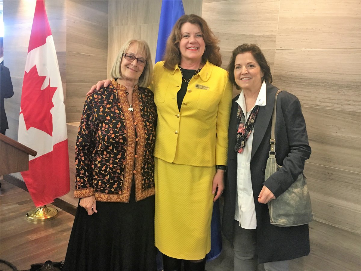 LoriSigurdson's tweet photo. Lovely to see so many fellow social workers at the Throne speech yesterday and hear about the interesting work they are doing across the province #SWweek2018 @ACSWsocialwork https://t.co/187bIX7Koo
