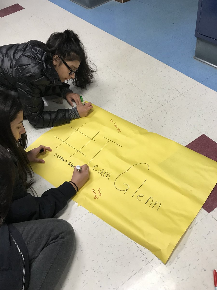 LoRowe12's tweet photo. 8th graders spreading love @EastHills4_8 #teamglenn #CabbellStrong https://t.co/H9HYGZnfjm