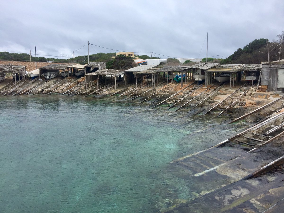 Ritmo pausado. Buena gente. Vinos singulares. Pescado fresco y seco. Higos. Cabras y cordero. Poco pero mucho! <a href="/visitformentera/">Visit Formentera</a> <a href="/TurismeBalears/">Turismo Illes Balears</a> <a href="/ATBIllesBalears/">AETIB - Illes Balears</a>