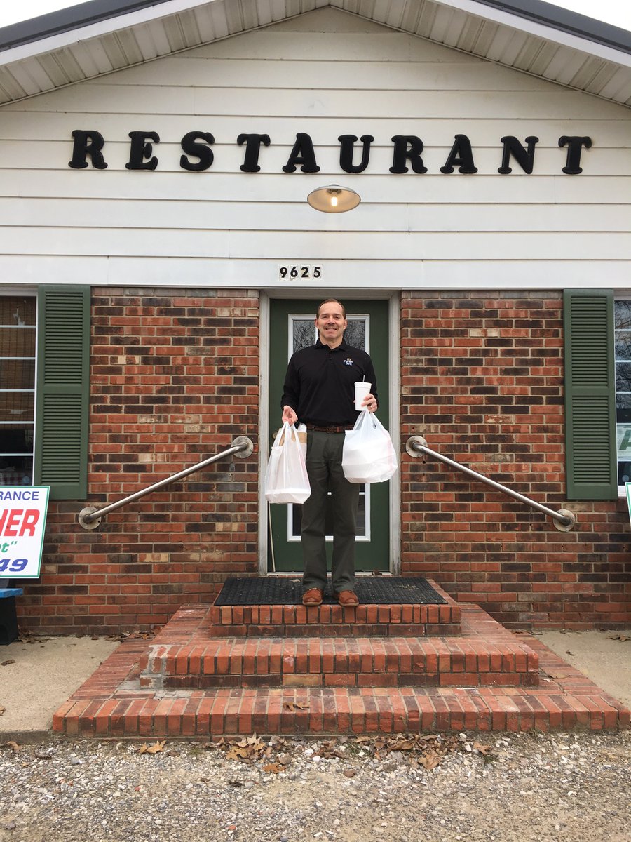 PlantersBank's tweet photo. @mickeydunbar18 stopped at Papaw's Poole Mill Restaurant and picked up lunch for the Sebree crew today! #eatlocal #sebree #kentucky https://t.co/eMTsKPfn80