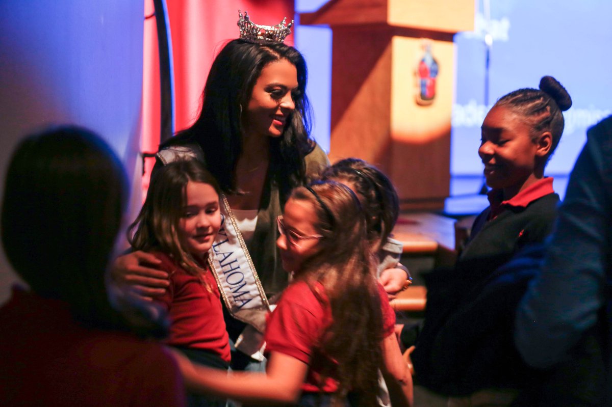 MissAmericaOK's tweet photo. Part 2 - I had the pleasure of returning to my school, Holland Hall, but as Miss Oklahoma. Thank you to everyone for such a warm welcome! I had a blast!! 
•••••••••
Fav Jeans : @DearJohnDenim 😍 #SoFlattering 
Cardigan : @LushFashionOKC https://t.co/AcP4XHd0TP