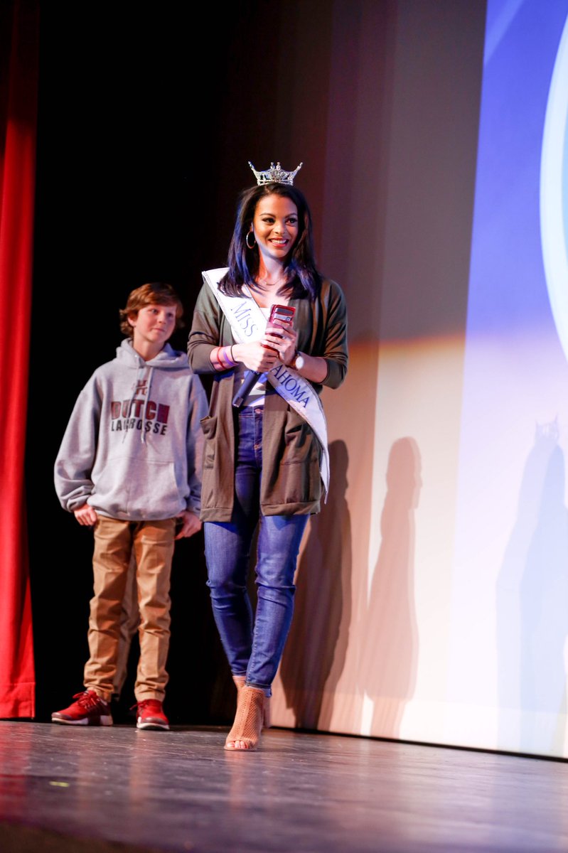 MissAmericaOK's tweet photo. Part 2 - I had the pleasure of returning to my school, Holland Hall, but as Miss Oklahoma. Thank you to everyone for such a warm welcome! I had a blast!! 
•••••••••
Fav Jeans : @DearJohnDenim 😍 #SoFlattering 
Cardigan : @LushFashionOKC https://t.co/AcP4XHd0TP