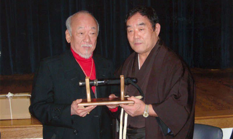 Fabfuzz's tweet photo. Vu sur @NetflixFR : #TheRealMiyagi de #KevinDerek, fabuleux documentaire sur le mythique maître de #karate #FumioDemura, qui montra la puissance des nunchaku à #BruceLee et inspira le personnage de #MrMiyagi de #KarateKid https://t.co/uFBkV4dYj5 https://t.co/oolWY9DgVe