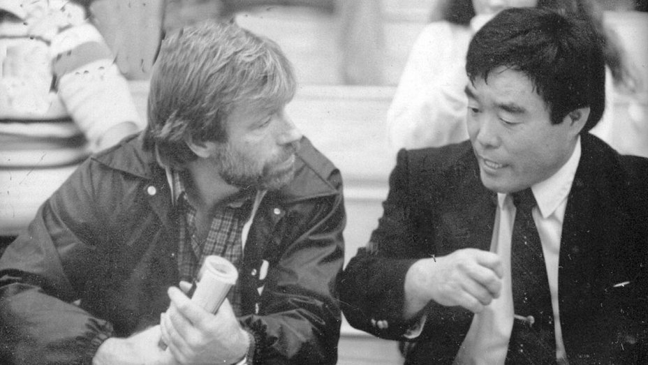 Fabfuzz's tweet photo. Vu sur @NetflixFR : #TheRealMiyagi de #KevinDerek, fabuleux documentaire sur le mythique maître de #karate #FumioDemura, qui montra la puissance des nunchaku à #BruceLee et inspira le personnage de #MrMiyagi de #KarateKid https://t.co/uFBkV4dYj5 https://t.co/oolWY9DgVe